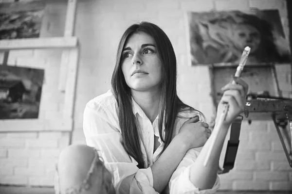 ワーク ショップでペイント ブラシで若い美しい女性アーティスト — ストック写真