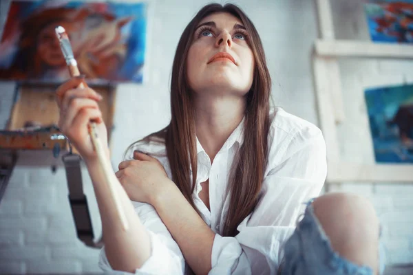 Giovane Bella Artista Femminile Lavoro Nel Workshop Creatività Concetto Ispirazione — Foto Stock