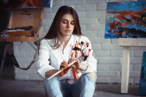 Junge Schöne Künstlerin Bei Der Arbeit Der Werkstatt Kreativität Und — Stockfoto