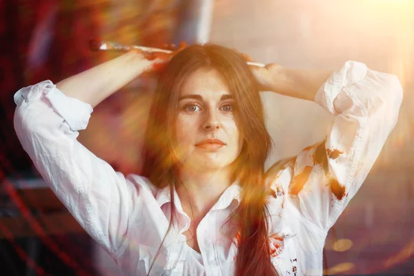 Retrato Una Hermosa Mujer Joven Camisa Blanca Con Manchas Pintura — Foto de Stock