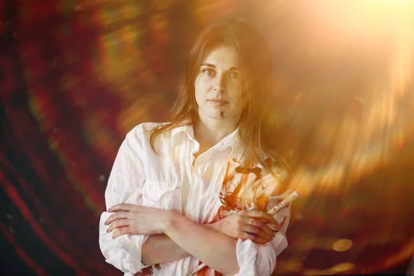 Retrato Una Hermosa Mujer Joven Camisa Blanca Con Manchas Pintura — Foto de Stock