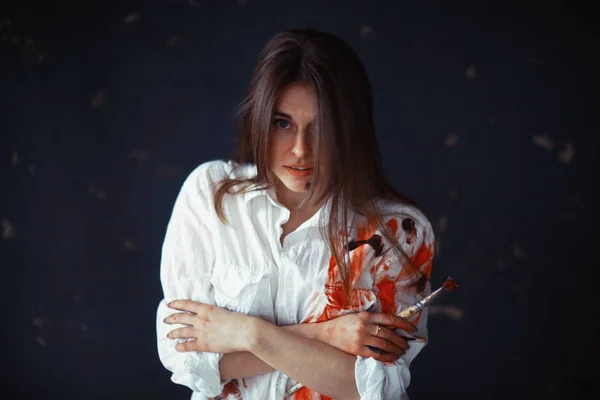 Porträtt Vacker Ung Kvinna Vit Skjorta Med Färg Fläckar — Stockfoto