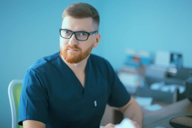 iş, modern tıp kavramı tıbbi üniformalı genç erkek doktor