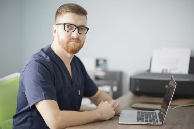 iş, modern tıp kavramı tıbbi üniformalı genç erkek doktor