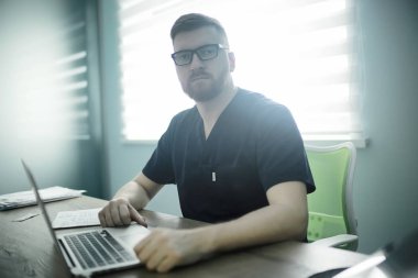 iş, modern tıp kavramı tıbbi üniformalı genç erkek doktor