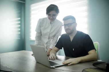 iş, modern tıp kavramı tıbbi üniformalı Genç Doktorlar