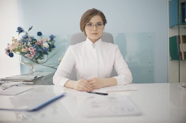 iş, modern tıp kavramı tıbbi üniformalı genç kadın doktor