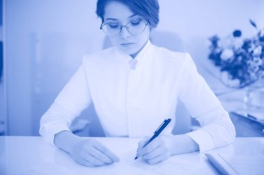 kadın çocuk doktoru. Genç doktor iş Kliniği