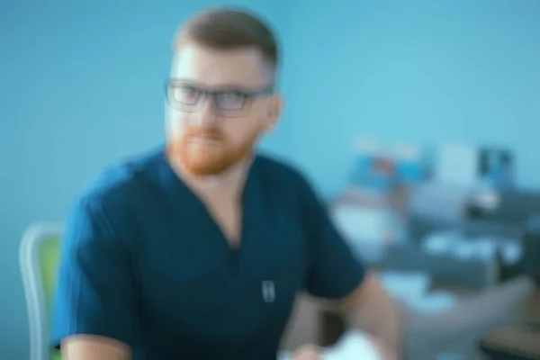 Percaya Diri Dokter Pria Dalam Seragam Medis Klinik — Stok Foto