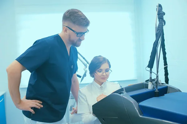 Médicos Jóvenes Uniforme Médico Trabajo Concepto Medicina Moderna —  Fotos de Stock