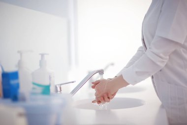 Genç kadın doktor Tıbbi üniforma modern tıp kavramı el, yıkama