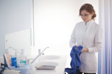 iş, modern tıp kavramı tıbbi üniformalı genç kadın doktor