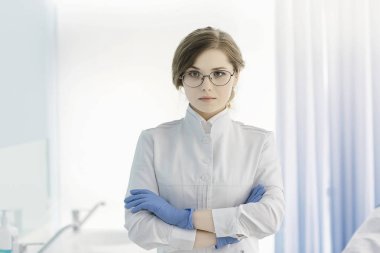 iş, modern tıp kavramı tıbbi üniformalı genç kadın doktor