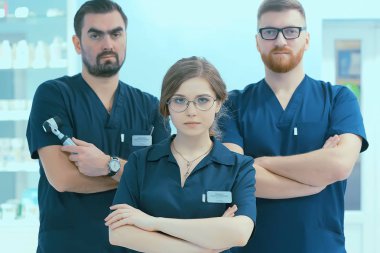 iş, modern tıp kavramı tıbbi üniformalı Genç Doktorlar