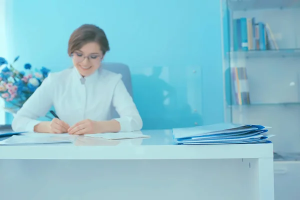 Pediatra Femenina Médico Joven Trabajo Clínica — Foto de Stock