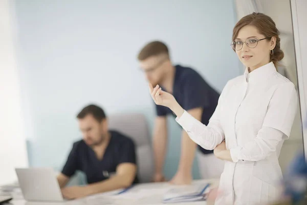 Ärzte Beraten Sich Der Klinik Ärzte Bei Der Arbeit — Stockfoto