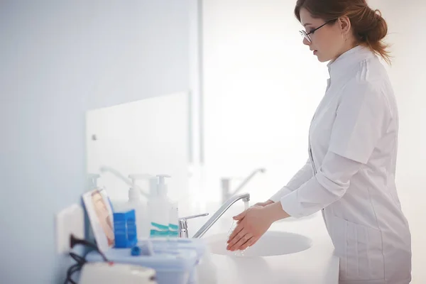 Mladá Lékařka Lékařských Uniformě Mytí Rukou Koncepce Moderní Medicíny — Stock fotografie