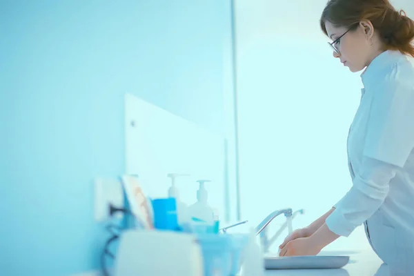 Young Female Doctor Medical Uniform Washing Hands Concept Modern Medicine — Stock Photo, Image