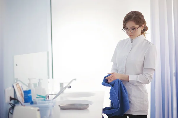 Jonge Vrouwelijke Arts Medische Uniform Het Werk Concept Van Moderne — Stockfoto