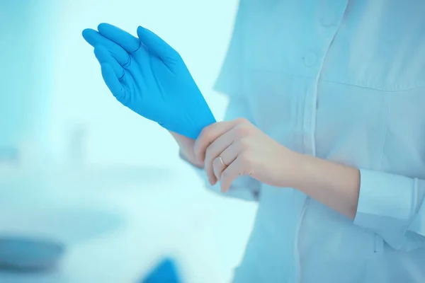 ゴム手袋を入れて医師不妊 診療所 研究室の概念 — ストック写真