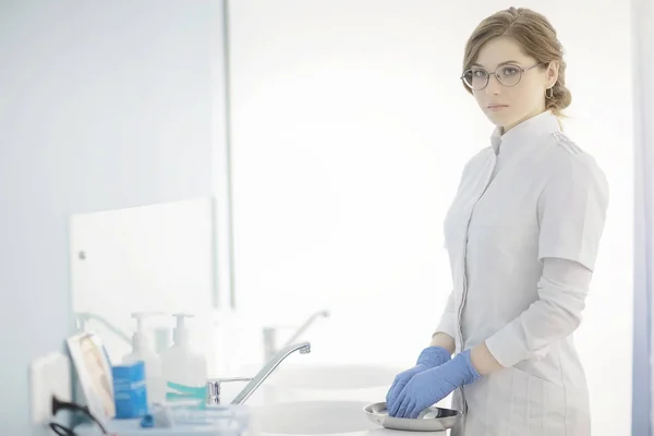 Jovem Médico Uniforme Médico Trabalho Conceito Medicina Moderna — Fotografia de Stock