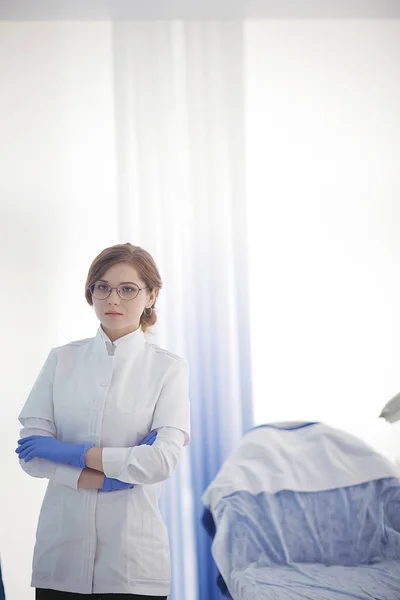 Jonge Vrouwelijke Arts Medische Uniform Het Werk Concept Van Moderne — Stockfoto