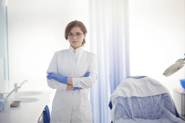 Jovem Médico Uniforme Médico Trabalho Conceito Medicina Moderna — Fotografia de Stock