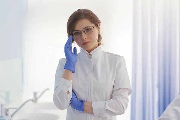 Jonge Vrouwelijke Arts Medische Uniform Het Werk Concept Van Moderne — Stockfoto