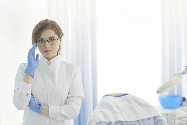 Jovem Médico Uniforme Médico Trabalho Conceito Medicina Moderna — Fotografia de Stock