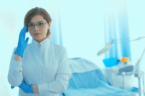 Jovem Médico Uniforme Médico Trabalho Conceito Medicina Moderna — Fotografia de Stock