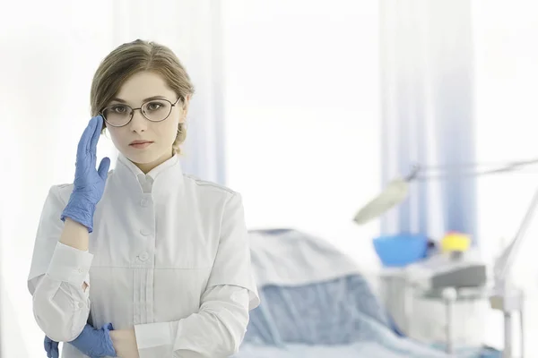 Jovem Médico Uniforme Médico Trabalho Conceito Medicina Moderna — Fotografia de Stock