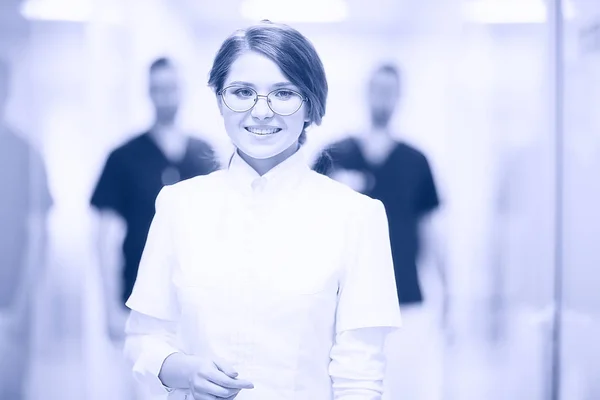 Jovem Médico Uniforme Médico Trabalho Conceito Medicina Moderna — Fotografia de Stock