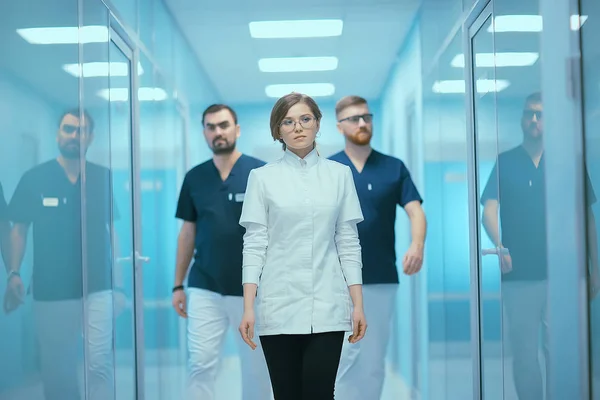 Médicos Jovens Uniforme Médico Trabalho Conceito Medicina Moderna — Fotografia de Stock