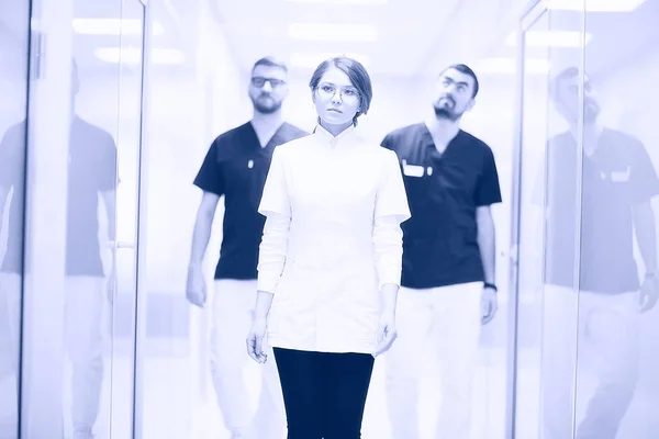 Médicos Jovens Uniforme Médico Trabalho Conceito Medicina Moderna — Fotografia de Stock