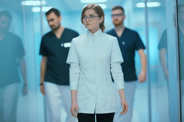 Médicos Jovens Uniforme Médico Trabalho Conceito Medicina Moderna — Fotografia de Stock