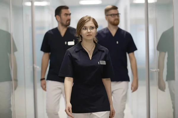 Médicos Jovens Uniforme Médico Trabalho Conceito Medicina Moderna — Fotografia de Stock