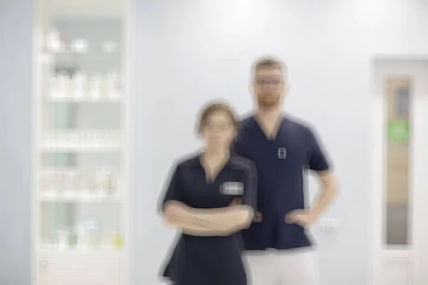Selbstbewusste Ärzte Medizinischer Uniform Posieren Vor Verschwommenem Hintergrund Konzept Von — Stockfoto