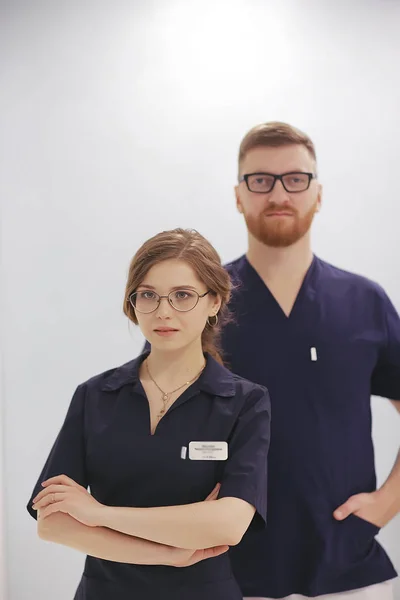 Médicos Confiantes Uniforme Médico Posando Fundo Turvo Conceito Medicina Cirurgia — Fotografia de Stock