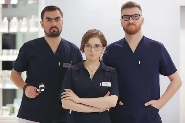 Médicos Jovens Uniforme Médico Trabalho Conceito Medicina Moderna — Fotografia de Stock