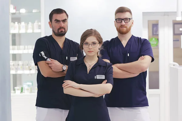 Médicos Jovens Uniforme Médico Trabalho Conceito Medicina Moderna — Fotografia de Stock