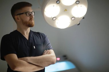 iş, modern tıp kavramı tıbbi üniformalı genç erkek doktor