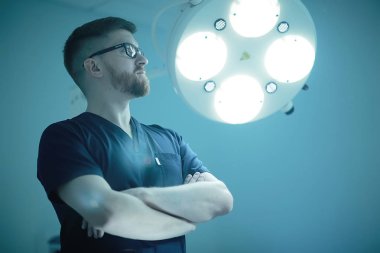 iş, modern tıp kavramı tıbbi üniformalı genç erkek doktor