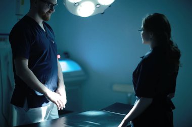 ameliyat odası, modern tıp kavramı içinde işte tıbbi üniformalı Genç Doktorlar