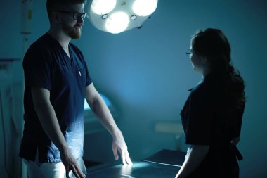 ameliyat odası, modern tıp kavramı içinde işte tıbbi üniformalı Genç Doktorlar