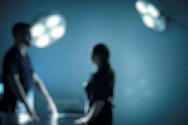 ameliyat odası, modern tıp kavramı içinde işte tıbbi üniformalı Genç Doktorlar