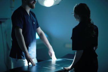 iş, modern tıp kavramı tıbbi üniformalı Genç Doktorlar