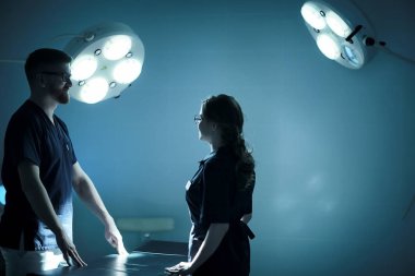 ameliyat odası, modern tıp kavramı içinde işte tıbbi üniformalı Genç Doktorlar