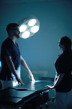 ameliyat odası, modern tıp kavramı içinde işte tıbbi üniformalı Genç Doktorlar