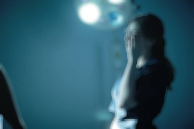 iş, modern tıp kavramı tıbbi üniformalı genç kadın doktor