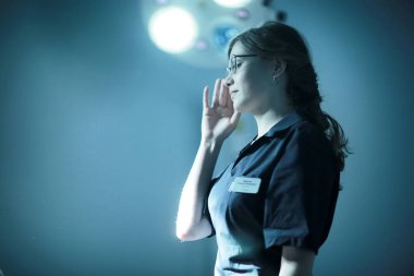 iş, modern tıp kavramı tıbbi üniformalı genç kadın doktor